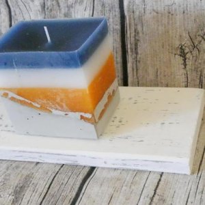 Kerze auf Betonsockel „blau-weiß-orange“