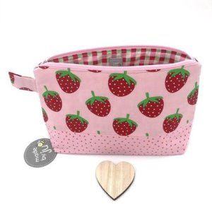 KOSMETIKTASCHE/NECESSAIRE – Erdbeeren rosa