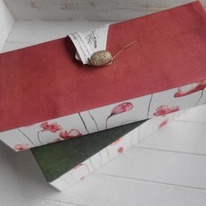 Geschenkschachtel mit rotem Deckel „Mohn“