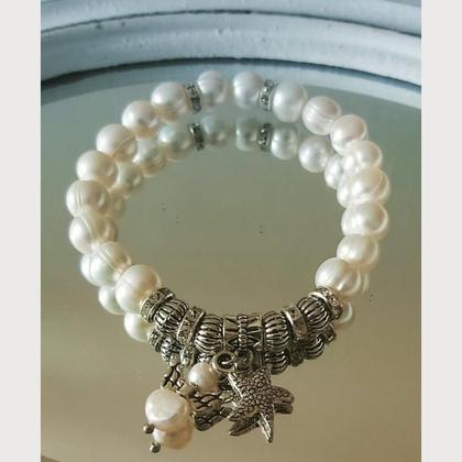 Armband aus Süsswasserperlen - mit kleinem Engel und Seestern