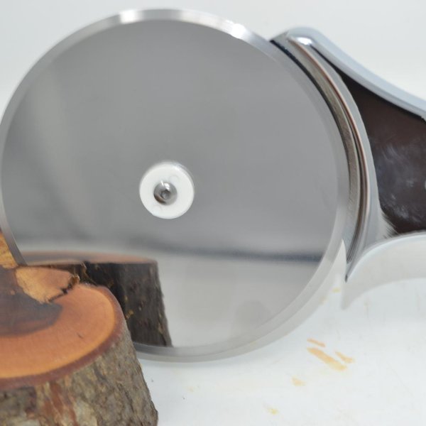 Holz Pizzaschneider massiv aus Eiche Handarbeit Unikat - Image 4