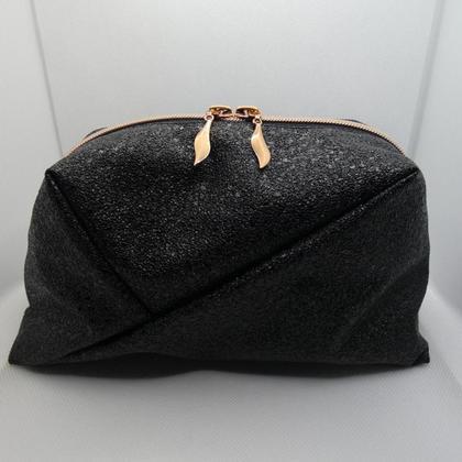 Elegante Kosmetiktasche aus Kunstleder schwarz-schimmernd