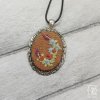 handgestickter Anhänger mit zartem Blumen-Bouquet