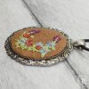 handgestickter Anhänger mit zartem Blumen-Bouquet - Image 2