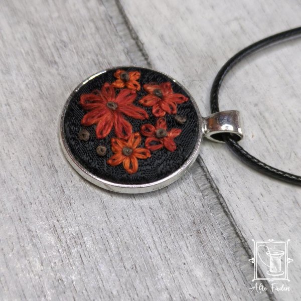 Trachtenschmuck mit kleinen Blümchen, handgestickt mit echter Seide - Image 3