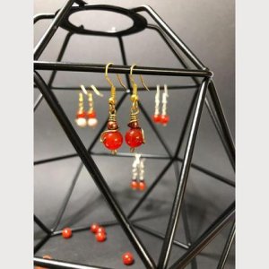 Blut-Achat Ohrringe – Gold mit bronzener Perle