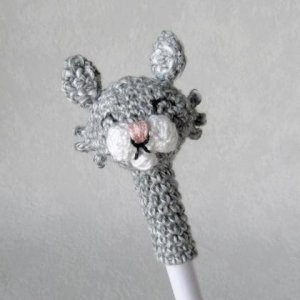 Katze mit Bleistift, Häkeltier Topper auf Stift