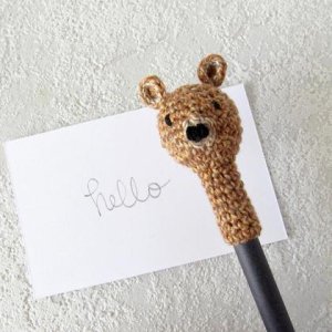 Teddy Bär Bleistift, Aufsatz für Stift im Regenbogendesign