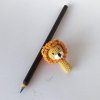 Löwe mit Bleistift, Häkeltier Topper für Stift im Home Office ;) - Image 4