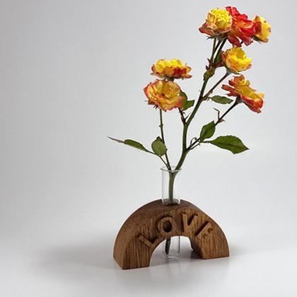 Kleiner Bogen "LOVE" aus Holz mit Vase