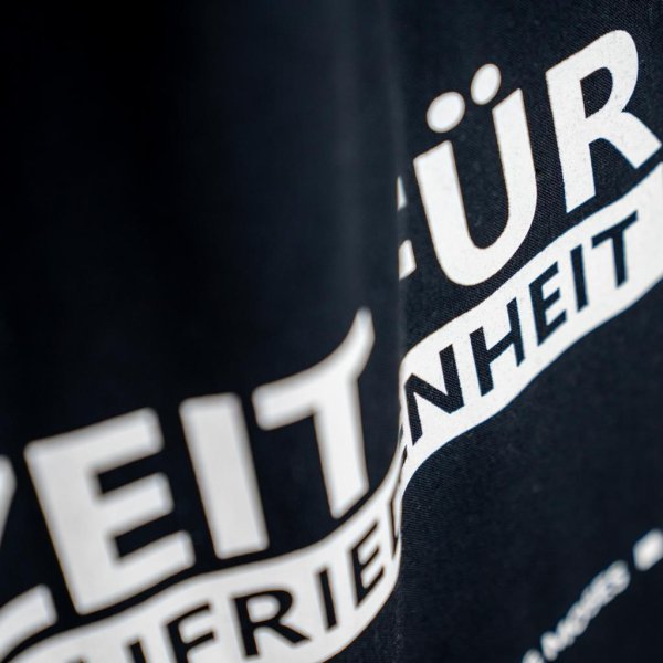 „Zeit für Zufriedenheit“ – Bio-Baumwolltasche - Image 2