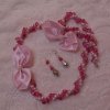 Schmuckset handgefädelt aus weißen Wachsperlen und rosa Cracleperlen - Image 2