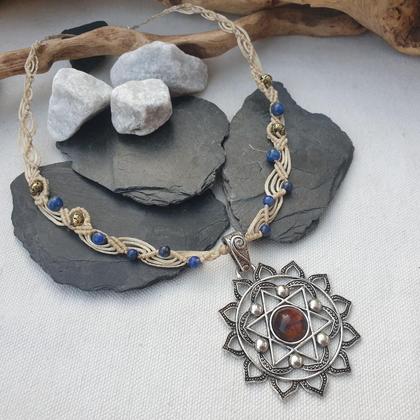 Lapislazuli Makramee Halskette 'Lotus - Tigerauge