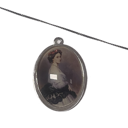 Kette - Portrait mit Rosenkrone